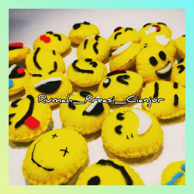 Pin Emoticon / Gantungan Kunci Emoji