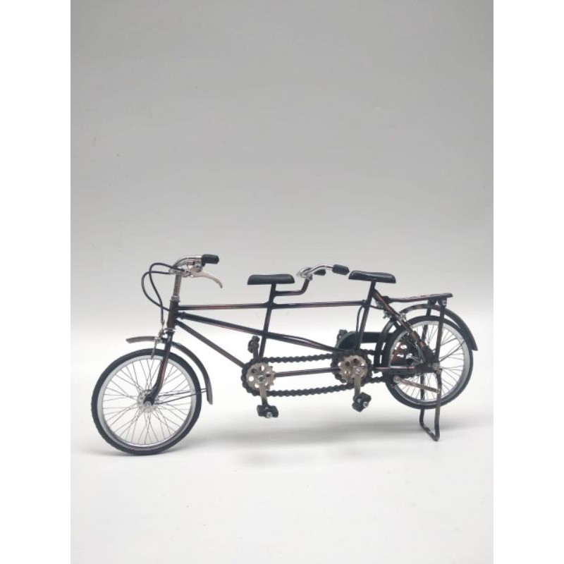 TERMURAH MINIATUR SEPEDA TANDEM PEDAL DUA BAHAN LOGAM BESI