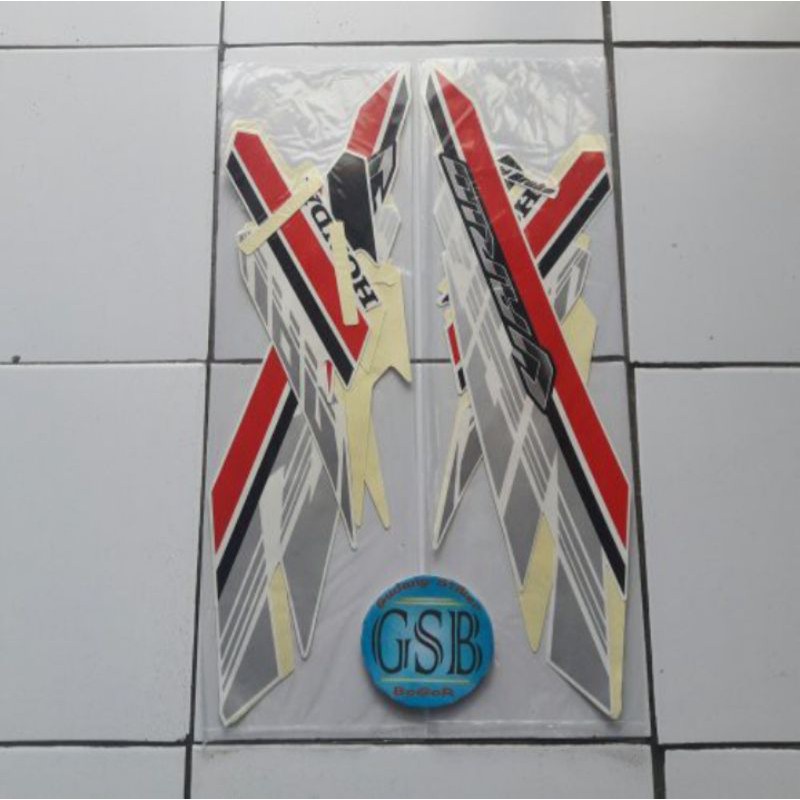 stiker vario 125 2017 putih