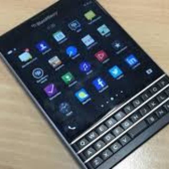 BB PASSPORT WHITE BNIB 1 YESR WARRANTY