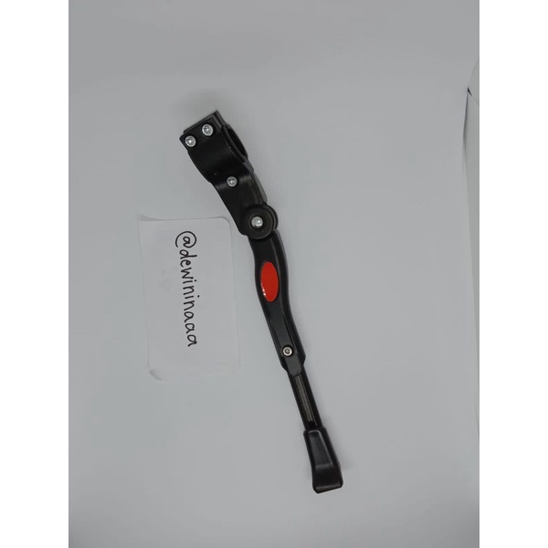 standar sepeda MTB parkir samping