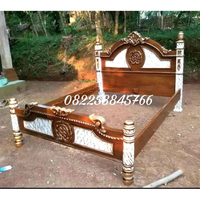 Dipan Ranjang Tempat Tidur Mewah Ukir Kayu Jati Warna Natural Gold Duco/ Putih