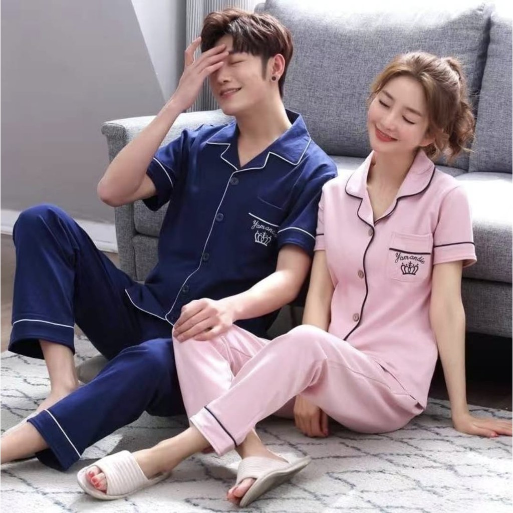 BAJU TIDUR PIYAMA CEWEK COWOK COUPLE CP KAOS TEBAL IMPORT BERKUALITAS MOTIF KRA KANCING LIMA LENGAN PENDEK SETELAN CELANA PANJANG WARNA PINK MERAH MUDA DAN BIRU NAVY TERBARU SIZE M-XXXL FIT TO 85KG