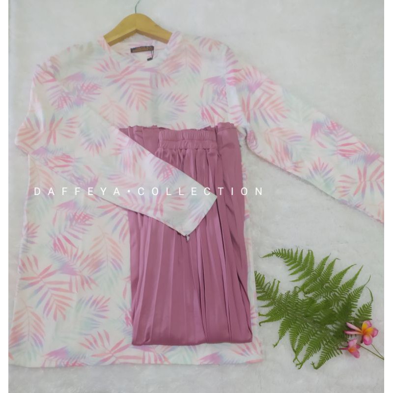 Kaos Dan Rok Plisket