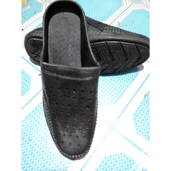 215 / sandal slop untuk pria model sekarang merk tamara size M .L .XL