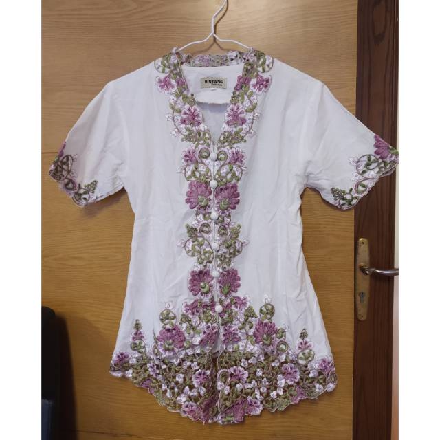 Kebaya Putih Bunga Ungu