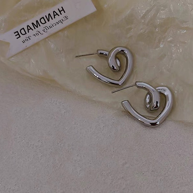 Anting Bentuk Hati Model Twisted Untuk Aksesoris