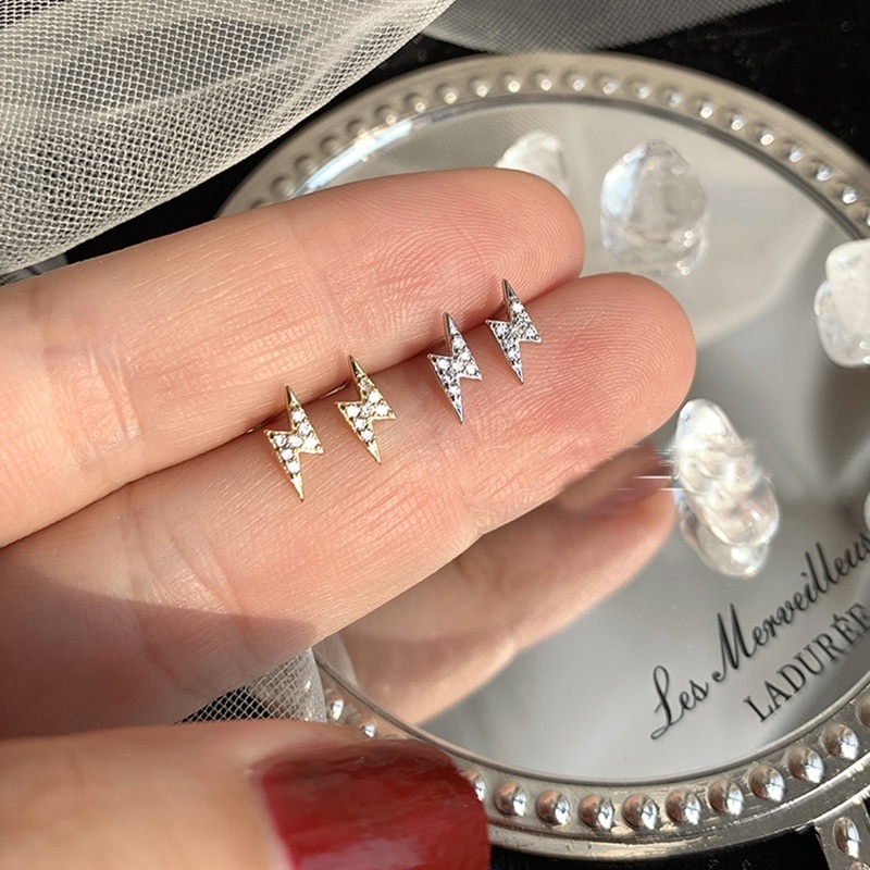 1 Pasang Anting Stud Kristal Desain Petir Gaya Gothic Untuk Wanita