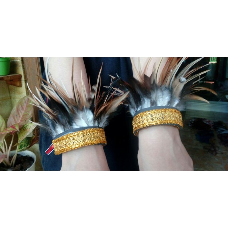 asesoris bulu gelang tangan adat dayak