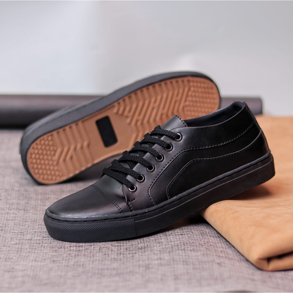 MOLK Sepatu Kasual Sneakers Pria Hitam Tali Trendy Kekinian Simple Murah Anti Slip