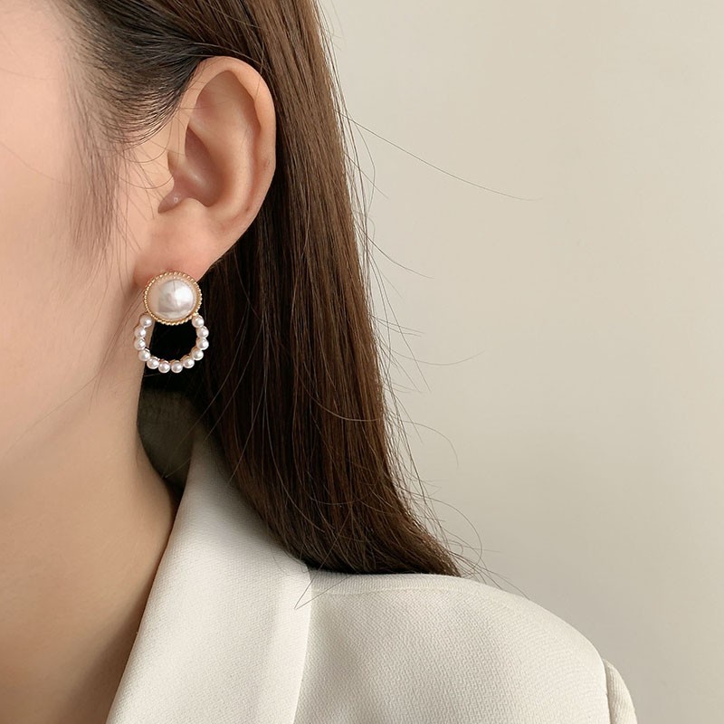 Nada Hitam Ready Stock Pengiriman Cepat Anting Klip Telinga Gadis Tanpa Tindik Anting Perempuan French Retro Classy Influencer Earrings2023 Niche Baru High-End Anting Sederhana