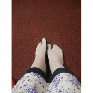  kaos kaki muslimah jempol telapak hitam  di atas mata kaki  