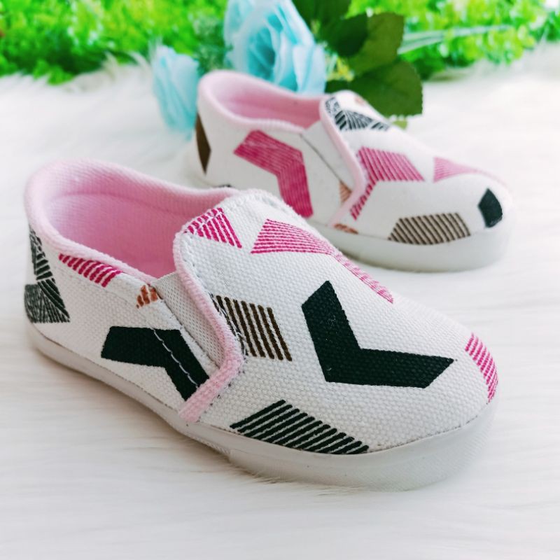sepatu anak perempuan slip-on Arrow murah