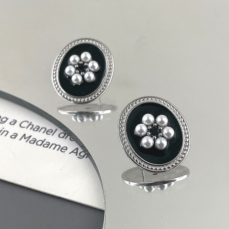 Anting Bentuk Bunga Warna Hitam