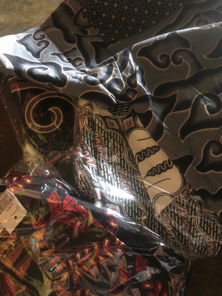 Batik Trusmi Kemeja Batik Pria Lengan Panjang Merah Hitam Seno