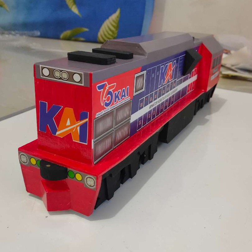 MINIATUR KERETA API KAYU Lokomotif Kereta Api CC205 Livery 1998 Red blue