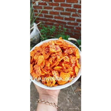 

Kerupuk kuning Pedas daun jeruk ISI 100GRAM Cemilan enak khas Bandung