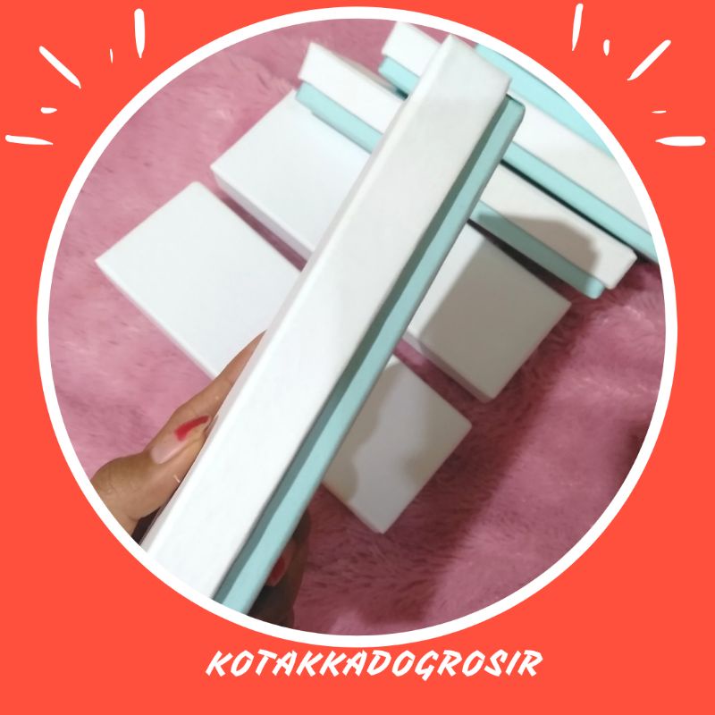 

Box Paking 16x3x2 untuk bros juntai atau kalung warna white blue sangat cantik