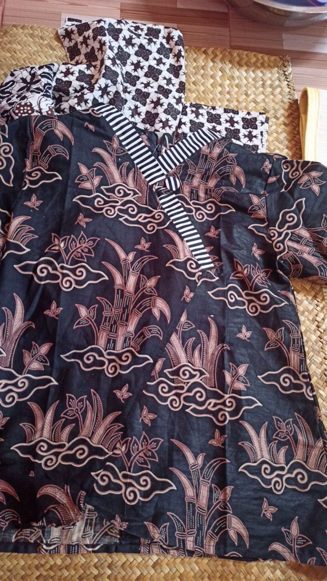 Couple Batik Atasan Wanita Modern Motif Bambu Hitam By Batik Dua Putri Collection