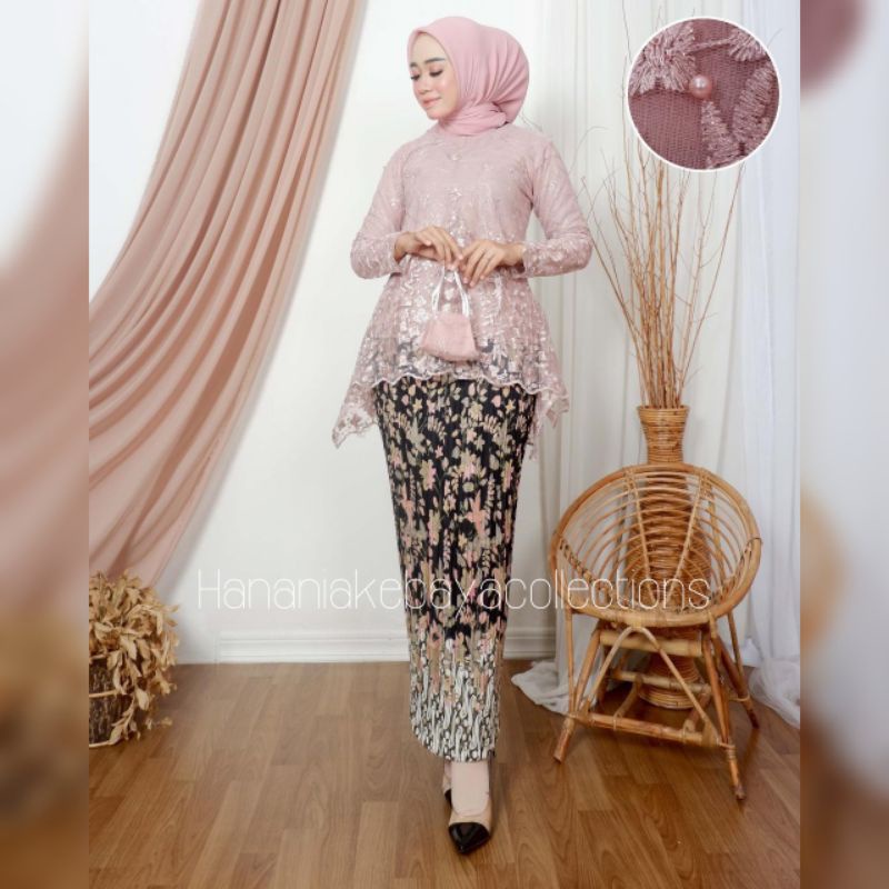 Kebaya Wisuda Rinjani Tille / Kebaya Modern / Kebaya Wisuda / Kebaya Pesta / Kebaya Lamaran / Kebaya muslim / Kebaya Kekinian / Kebaya terbaru / Kebaya Perpisahan / Kebaya Murah / Kebaya Cantik / Kebaya Terpopuler / Kebaya akad / kebaya kondangan / Kebaya