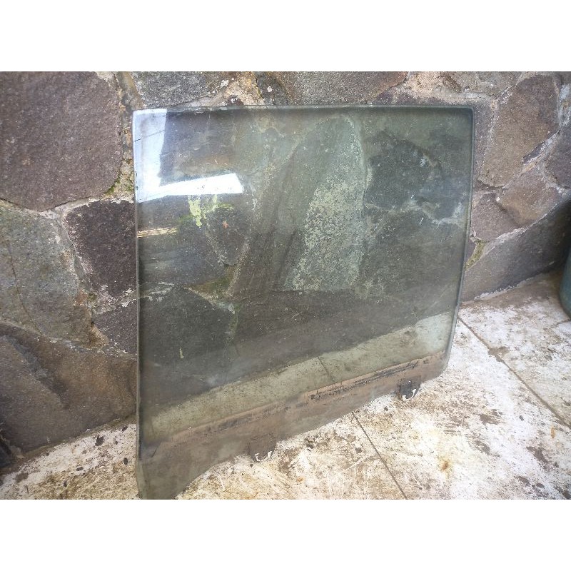 kaca pintu belakang kiri Accord executive 83-85