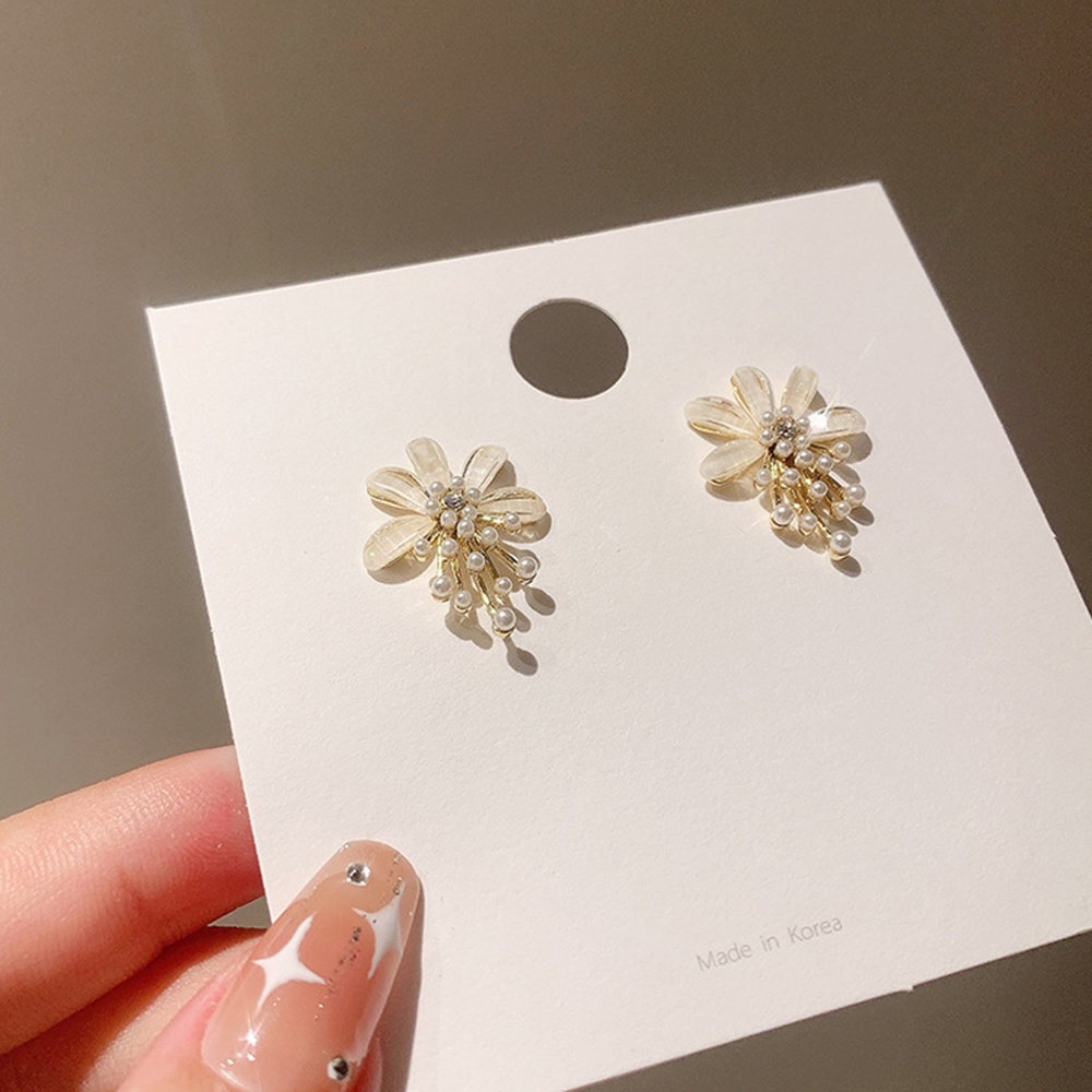 Anting Stud Desain Bunga Aksen Mutiara Gaya Elegan Untuk Wanita