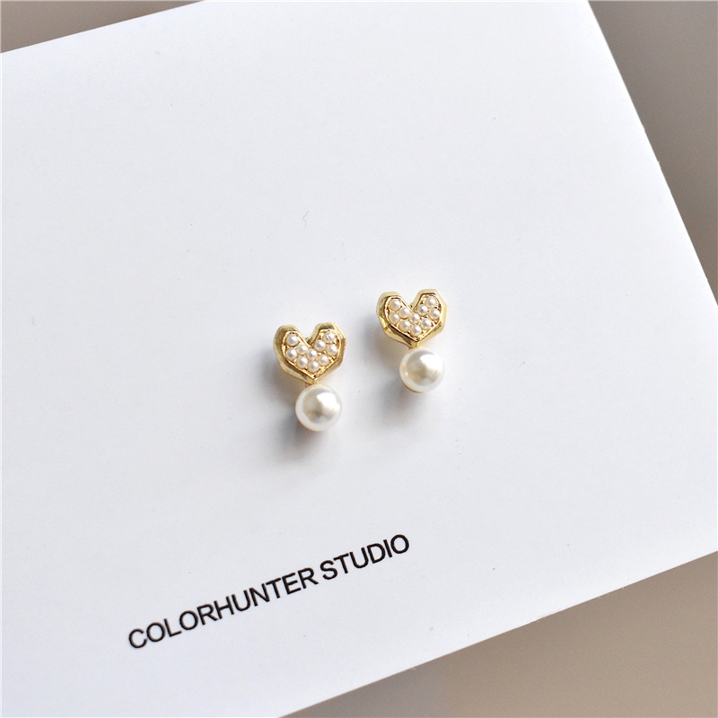Exquisite Bright Anting Tusuk Bentuk Hati dengan Mutiara Elegan Lapis Emas untuk Wanita