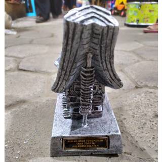 Pajangan Miniatur Rumah Adat Tongkonan Tanah Toraja Pajangan Miniatur Rumah Adat Tongkonan Tanah Toraja