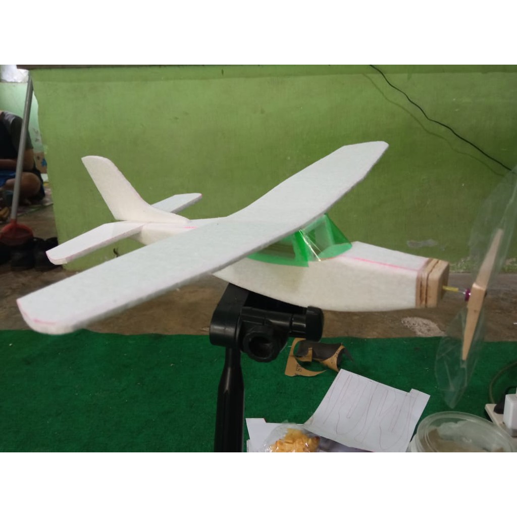 pesawat mainan tenaga karet
