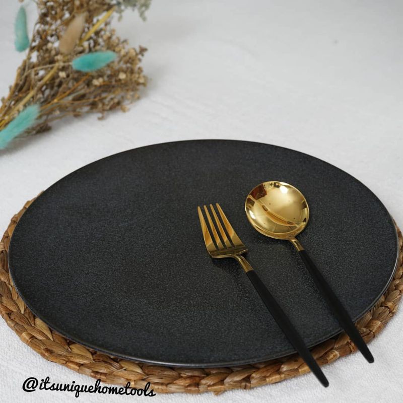 dinner plate (piring makan) black stone