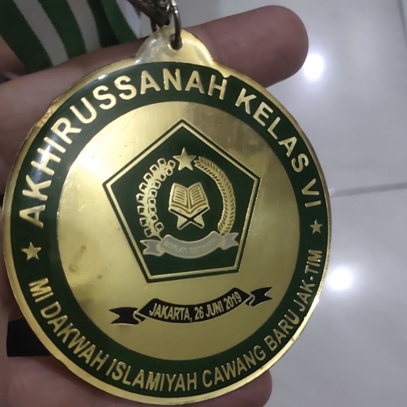 

Logam kuningan, embos, warna cet duco, lapis resin