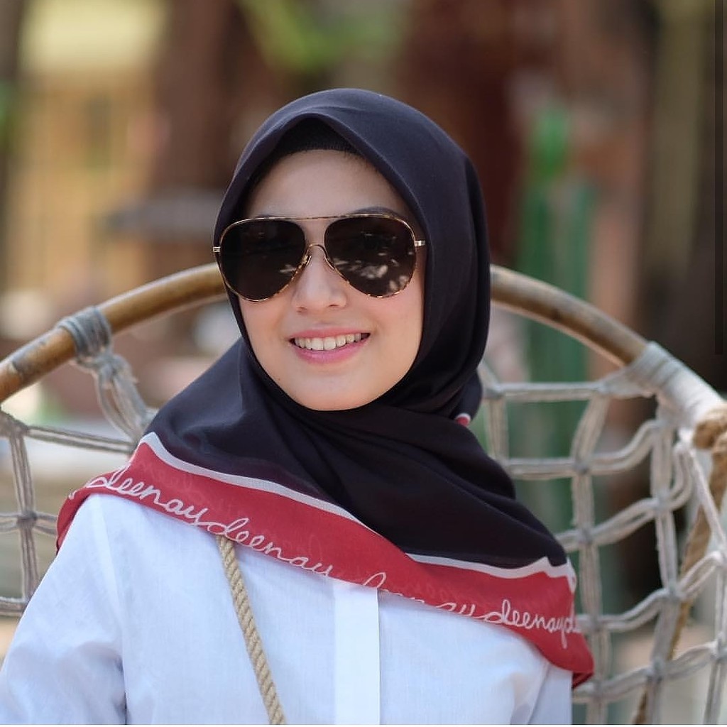 Kerudung deenay plain border hitam scarf original