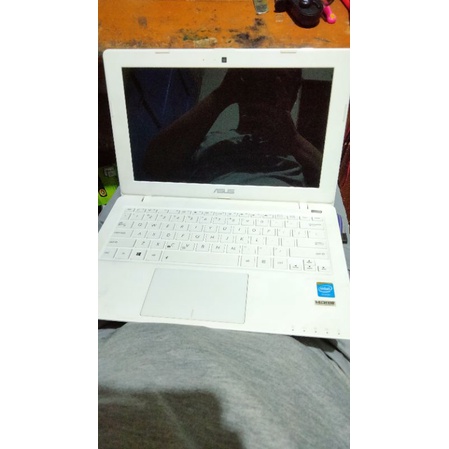 Laptop Second Asus X200M Ram 2GB SSD 128GB Normal