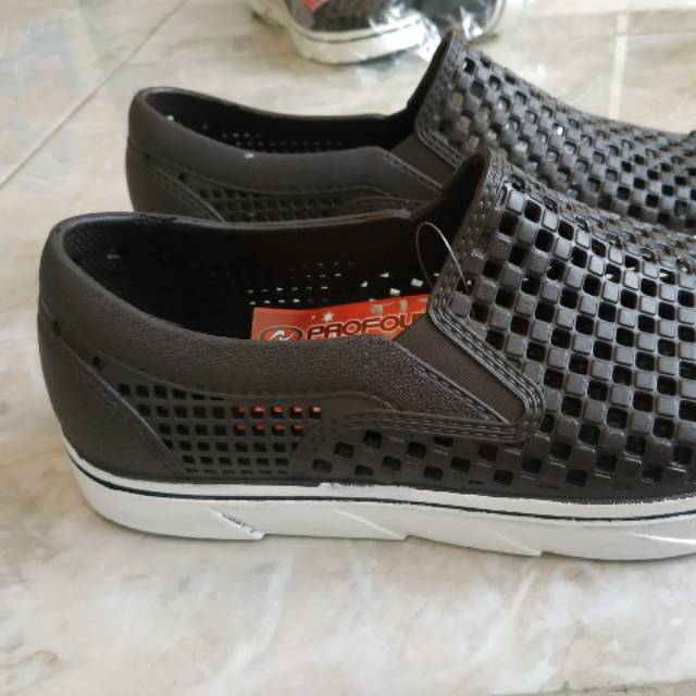 Sepatu karet new era slip on