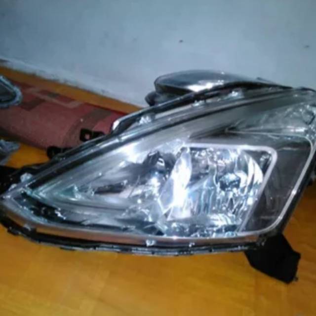 Headlamp Nissan grand livina 2014