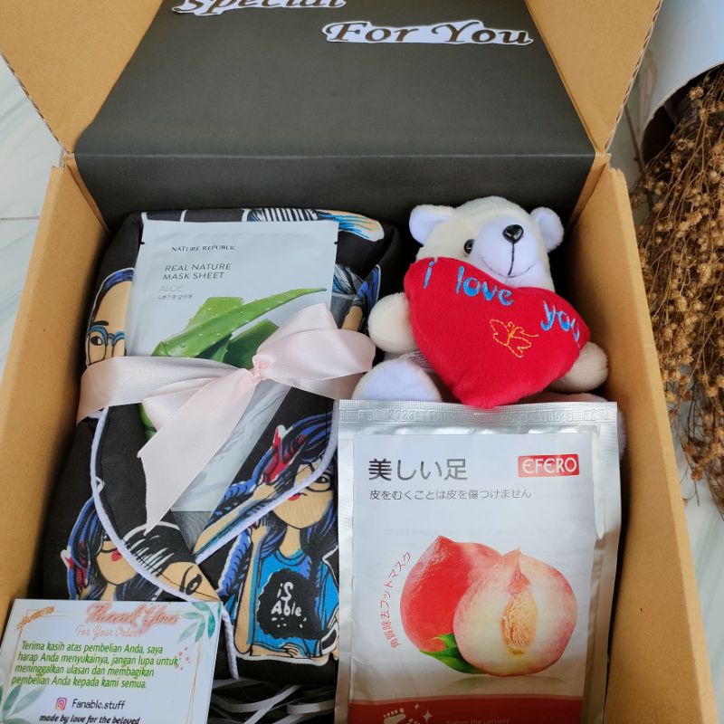 

PROMO | GiftBox Hampers Graduation | Graduation GiftBox | GiftBox Ulang tahun | Wedding GiftBox