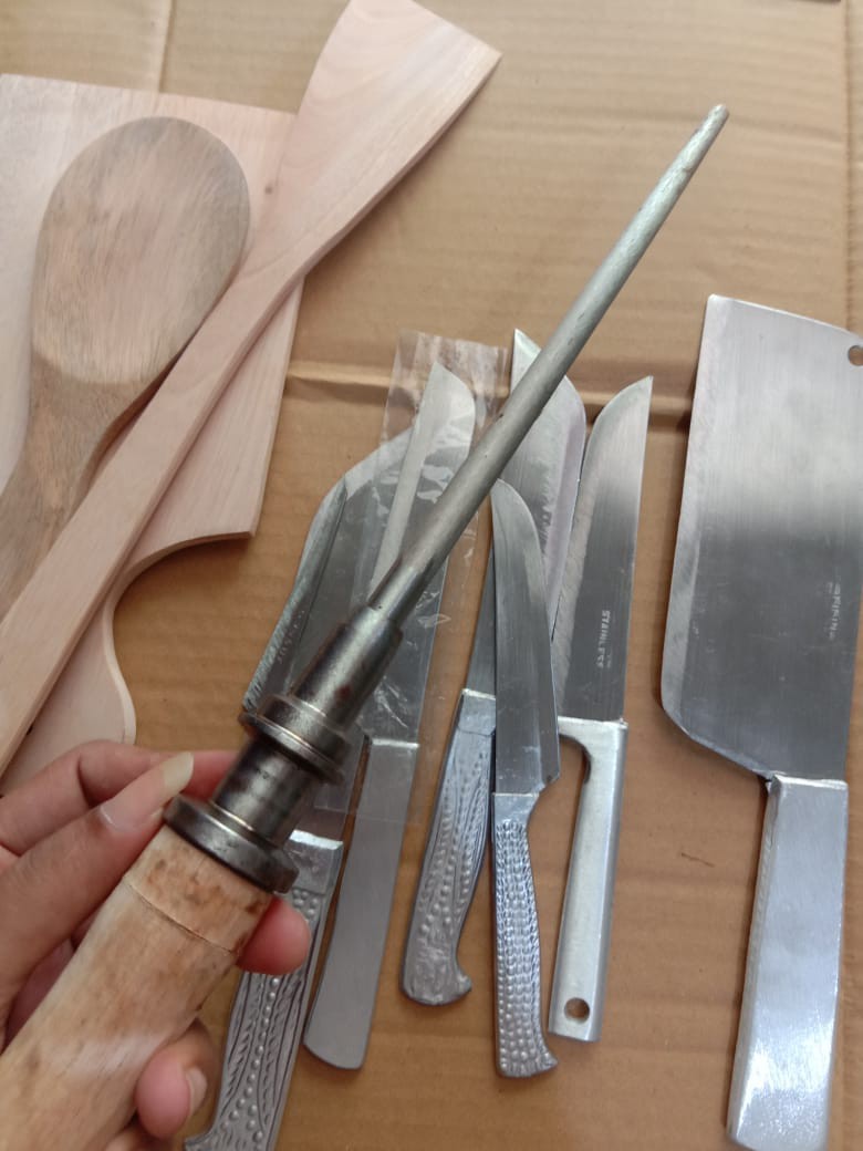 Pisau Dapur Paket 1s :(isi 11) 7 Pisau Stainless /1 Sutil /1talenan  /1 Centong Kayu /1 Stick Asahan
