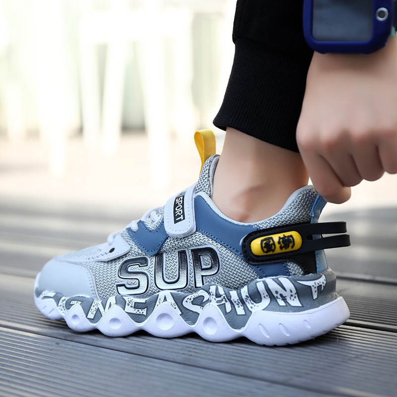 Sepatu olahraga anak-anak ins baru anak laki-laki dan perempuan versi Korea ringan dari sepatu kasua