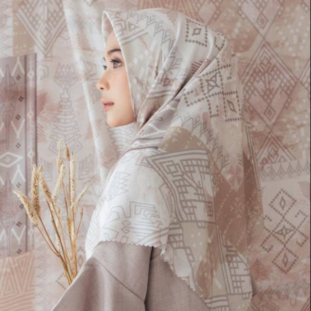 Minor Bajo Scarf Wearing Klamby