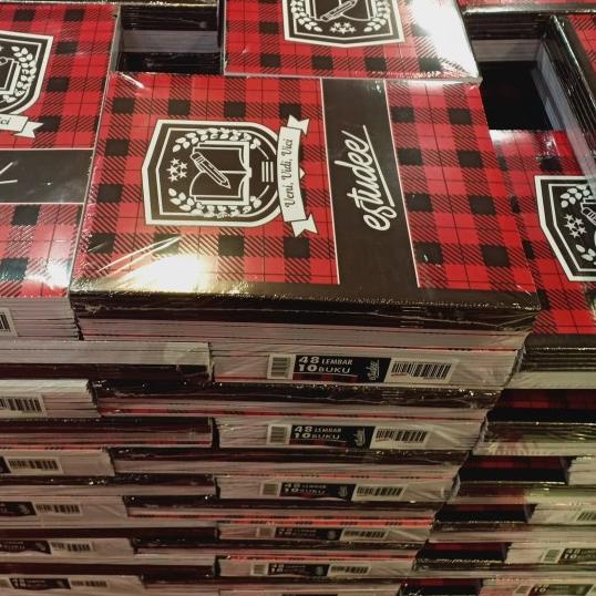 

☛ Buku Tulis Boxy Estudee B5 Tartan Merah Isi 10 ☉