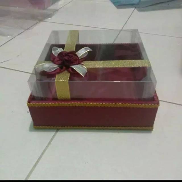 

kotak hantaran kue 25 x 25 marun
