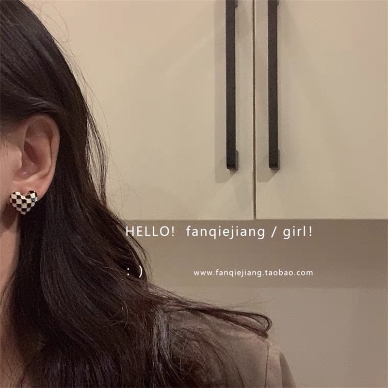 Cinta Baru Hitam Dan Putih Kotak-kotak Kotak-kotak Anting-Anting Desain Niche Anting-Anting Fashion Serbaguna