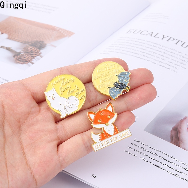 Bros Pin Enamel Bentuk Kartun Hewan Anjing / Rubah / Kelelawar / Huruf Untuk Hadiah