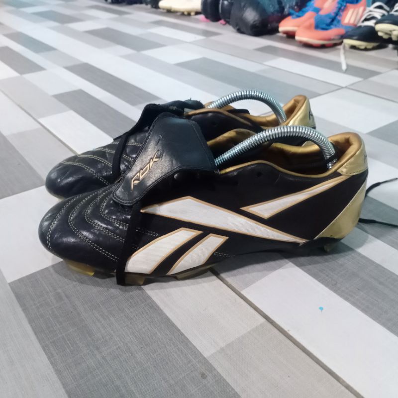 sepatu bola bekas second original