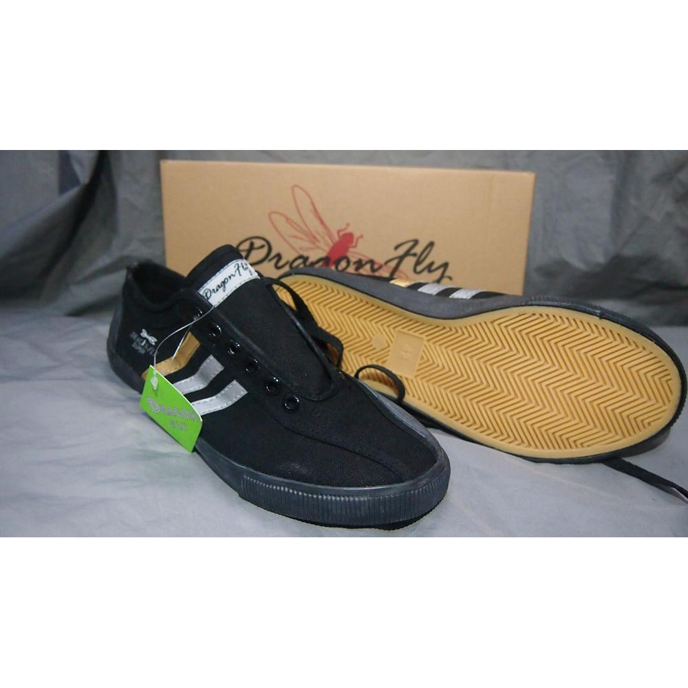 Sepatu Takraw dragonfly atau capung hitam