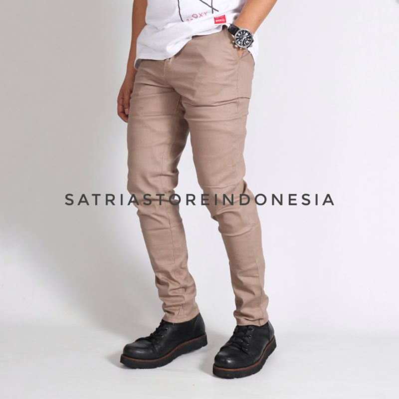 Celana chinos pria