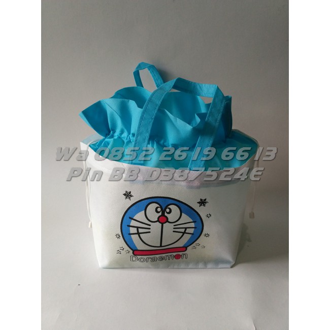 

Tas Ulang Tahun Anak Kartun DORAEMON | Tas Serut Box Nasi Ukuran 20x20cm