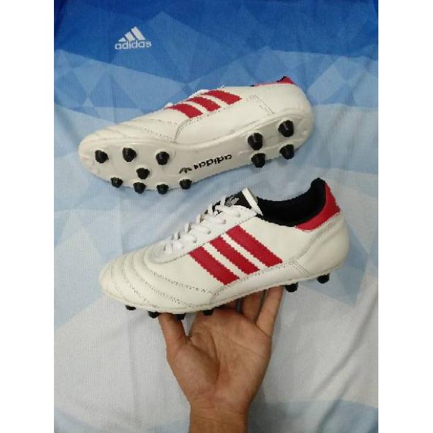 Love Sepatu bola kulit Adidas.