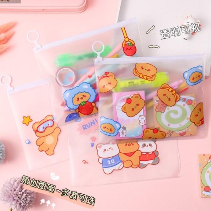 

POUCH ALAT TULIS TRANSPARANT KARAKTER BEAR - BEAR