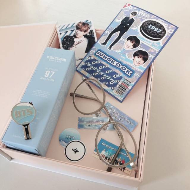 W DRESSROOM 45 TAEHYUNG KIT BY OURKPOPMERCH